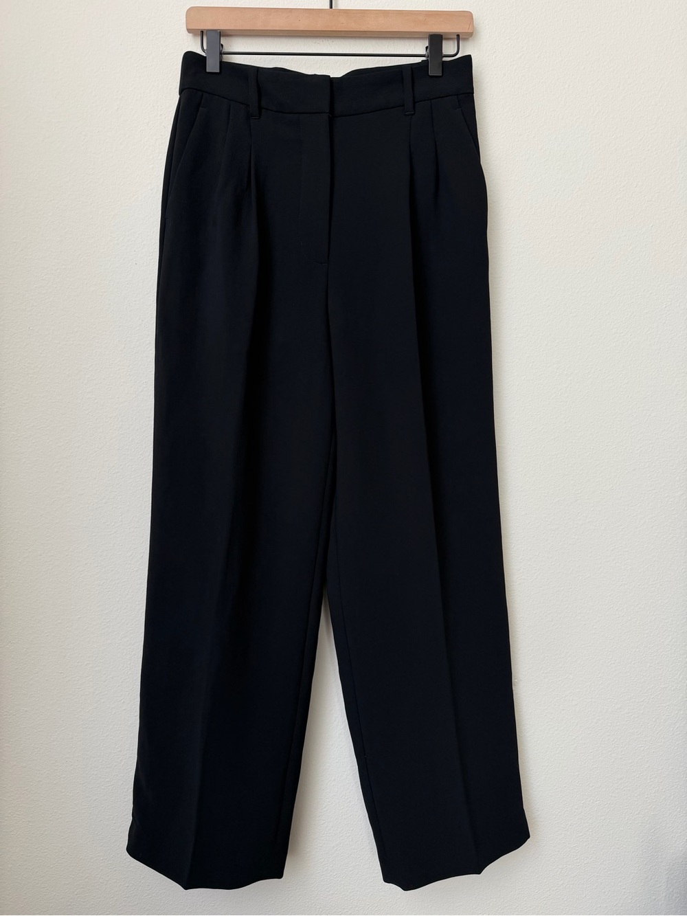 Aritzia The Effortless Pant Flex- Crepette in Black Size 8 Short - Picture 5 of 14